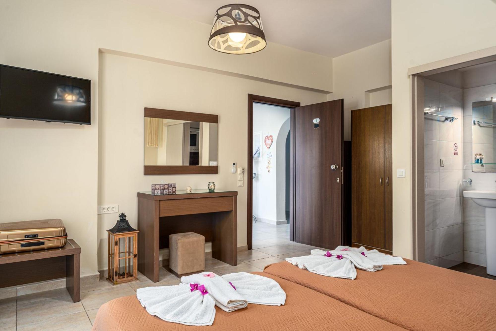 Stathis Beachfront Luxury Rooms Kalamákion Eksteriør bilde